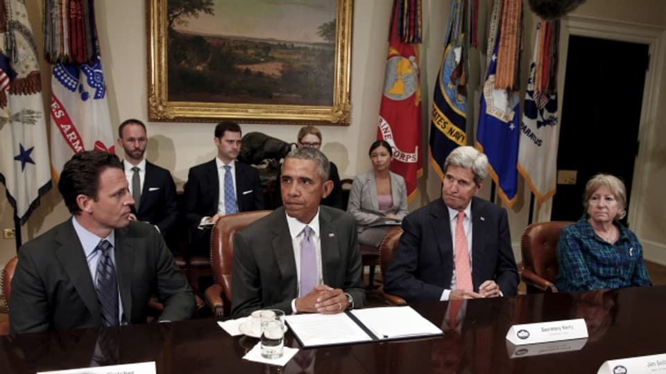 Präsident Obama und Aussenminister Kerry (2. v. r.) treffen sich am Donnerstag im Weissen Haus mit Vertretern von Kriegsveteranen, um das Atomabkommen mit Iran zu diskutieren.