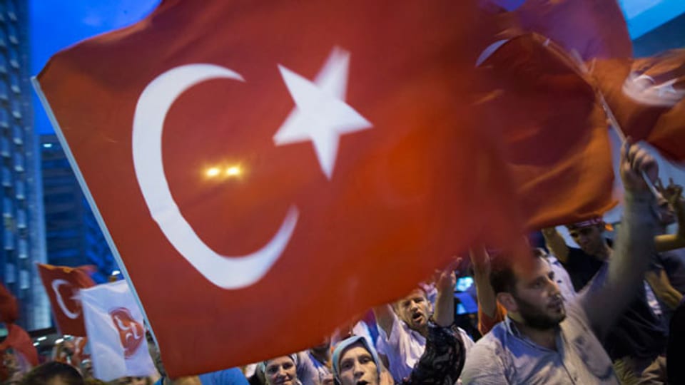 Bei Demonstrationen türkischer Nationalisten gegen die PKK war zu massiven Ausschreitungen gekommen.