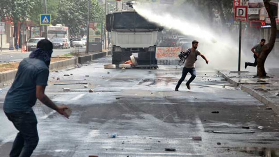Zusammenstösse zwischen kurdischen Aktivisten und Sicherheitskräfte in Diyarbakir.