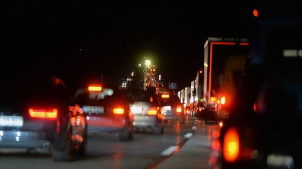Kilometer langer Stau in der Nacht auf Montag, 14. September 2015, am Grenzübergang Walserberg von Salzburg nach Deutschland.