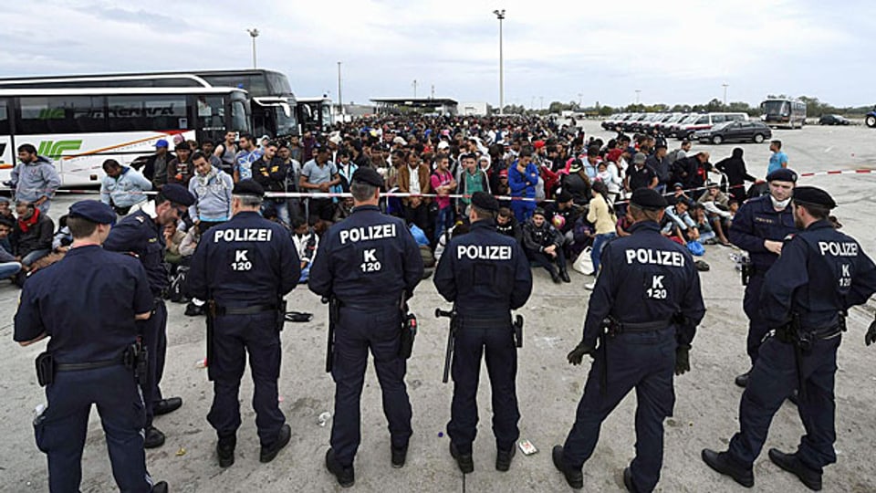 In Nickelsdorf an der österreichisch-ungarischen Grenze, reisst der Zustrom der Flüchtlinge, die von Ungarn kommen, nicht ab.
