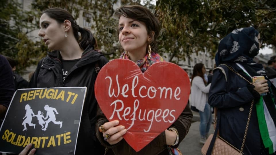 «Flüchtlinge willkommen» - Eine junge Frau bei einer Kundgebung in der rumänischen Hauptstadt Bukarest.