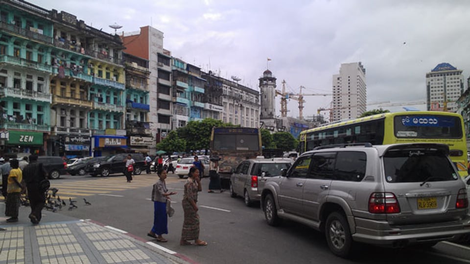 Rangun. Bunte Fassaden, Verkehrschaos und Baustellen.