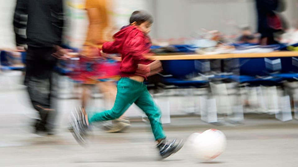 In der zum Flüchtlings-Empfangszentrum umfunktionierten Messe Erfurt gibt es einen Kindergarten, es gibt Tischfussball, Fuss- und Basketball. Der Geschäftsführer der Messe Erfurt, Wieland Kniffka, ist beeindruckt, wie schnell sich die Kinder eingewöhnen.