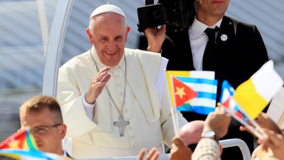 Papst Franziskus begrüsst Menschen in Holguín.