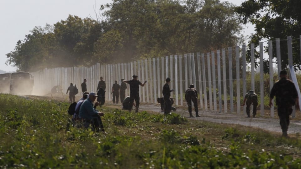 Soldaten arbeiten an einem Zaun an der kroatischen Grenze.