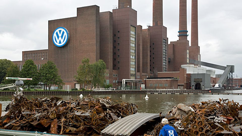 30 Milliarden Euro Wertverlust an der Börse, das Image im Keller, die Chefetage in Aufruhr: Der Volkswagen-Konzern erlebt harte Zeiten – und mit ihm die VW-Stadt Wolfsburg.