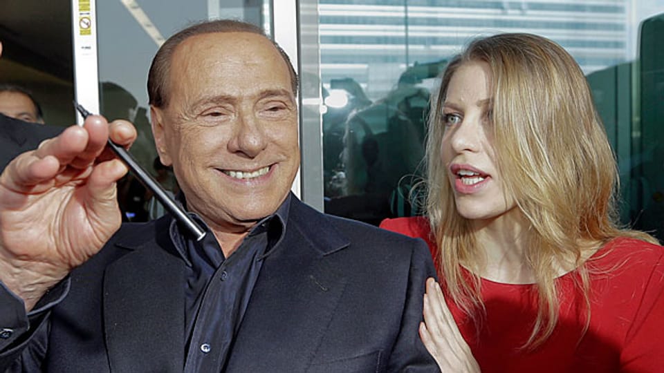 In Italien soll das Abhören schwieriger werden: Silvio Berlusconi würde es wahrscheinlich zu schätzen wissen. Bild: Berlusconi als Präsident von AC Milan mit Tochter Barbara.