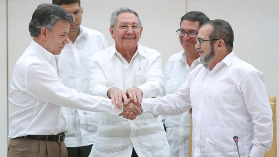 Auf Friedensabkommen geeinigt: der kolumbianische Präsident Santos, Kubas Präsident Raul Castro und Farc-Chef Timoschenko (v.l.n.r.)