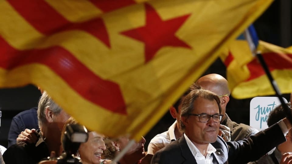     Der Präsident der Demokratischen Konvergenz von Katalonien Artur Mas feiert nach den Wahlen in Barcelona