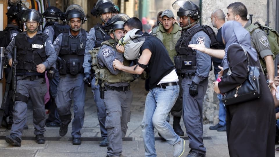 Polizisten hindern einen Palästinenser am Zugang zur Al Aksa Moschee auf dem Tempelberg in Jerusalem.