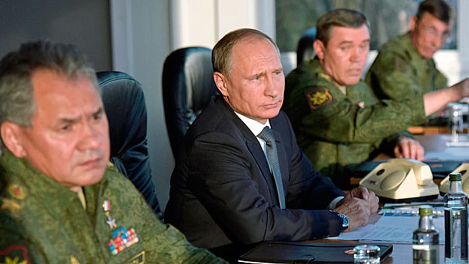 Offenbar bemüht sich Russland, sein Vorgehen wenigstens minimal mit dem Westen abzustimmen. Aus US-Quellen verlautete, die Vereinigten Staaten seien im Vorfeld über die heutigen Angriffe informiert worden. Bild: Putin und die russische Armeespitze.