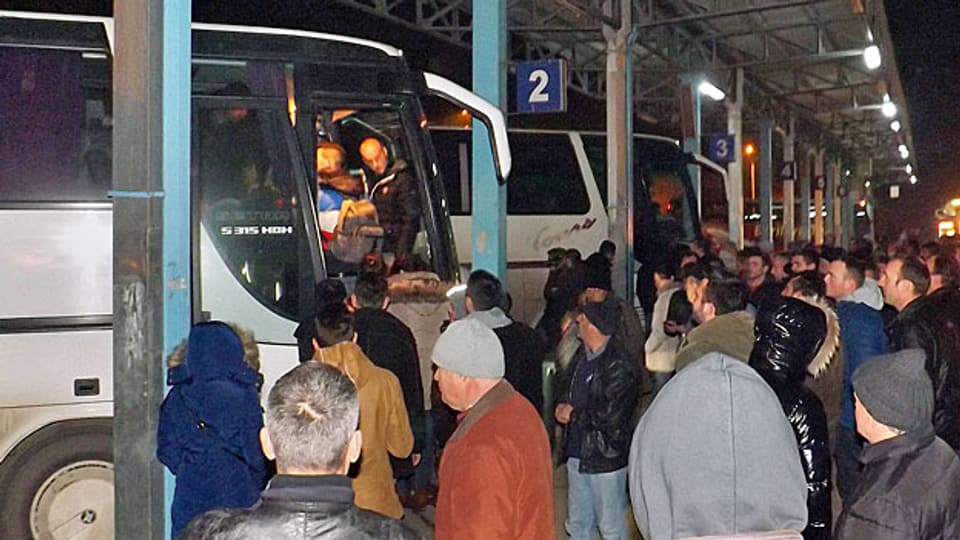 Die EU zieht die Schraube an: Die Balkanländer, die nicht zur EU gehören, gelten als sichere Herkunftsländer. Das bedeutet, dass Flüchtlinge schneller dorthin zurückgeschickt werden. Bild: Viele Leute warten am Busbahnhof in Kosovos Hauptstadt Pristina auf Busse, die sie nach Serbien bringen sollen.