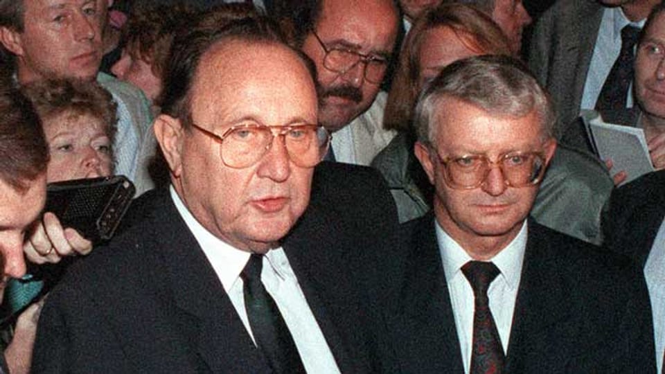 Der ehemalige Kanzleramtsminister Rudolf Seiters (rechts) und Aussenminister Hans-Dietrich Genscher am 30.9.1989 in der deutschen Botschaft in Prag.