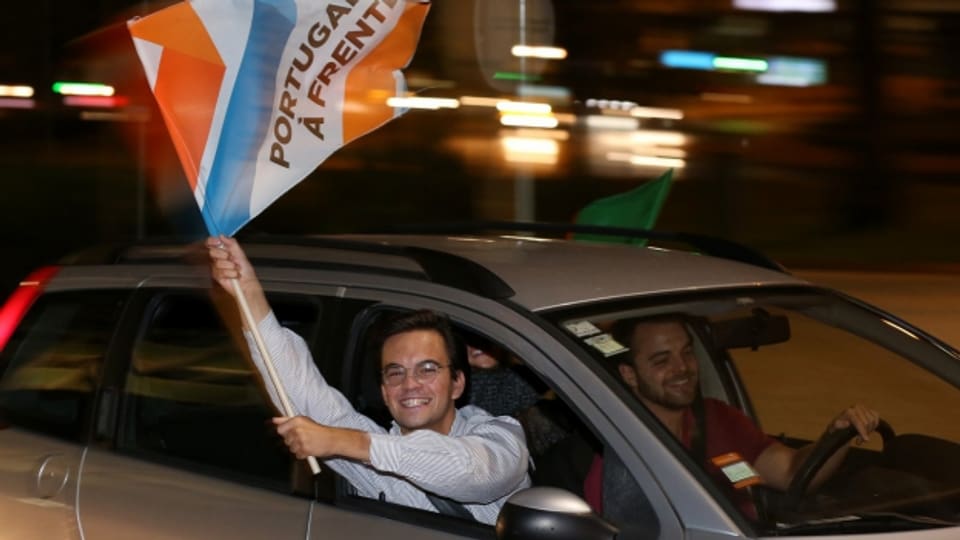 Ein Anhänger der Konservativen feiert den Erfolg bei den Parlamentswahlen in Portugal.