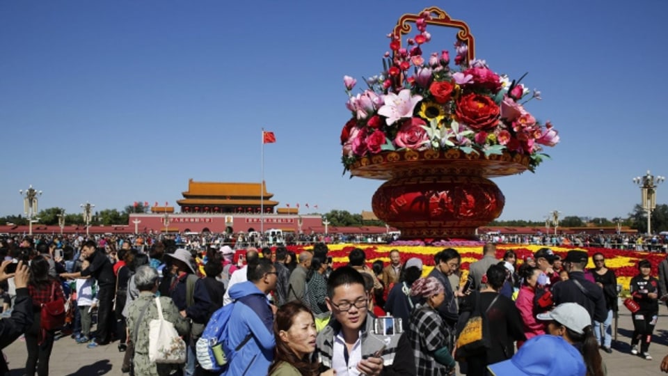 Chinesen besuchen den Tiananmen-Platz in Peking.