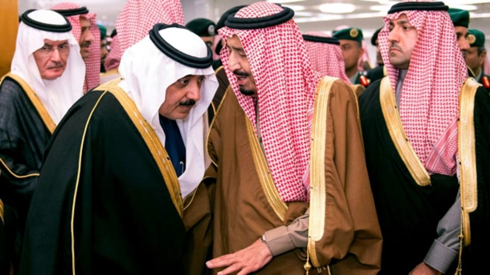 Innenpolitisch sitzt der saudische König Salman (dritter von links) fest im Sattel, sagt Guido Steinberg.