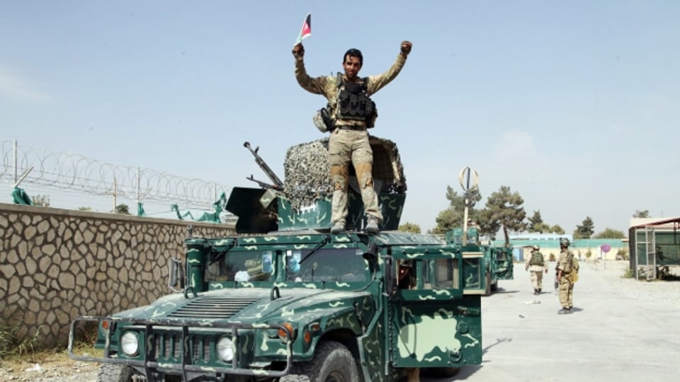 Ein afghanischer Soldat feiert die Rückeroberung der Stadt Kundus aus den Händen der Taliban.