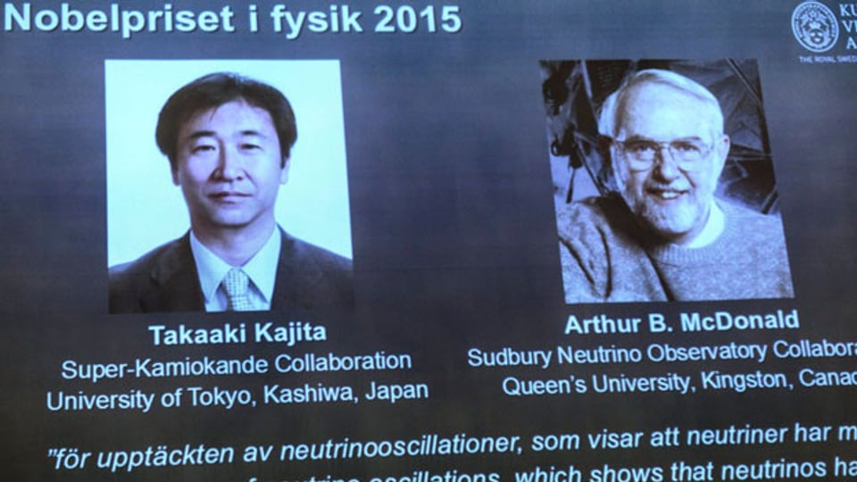 Takaaki Kajita aus Japan (links) und Arthur B McDonald aus Kanada, zu sehen auf dem Bildschirm bei der Pressekonferenz in Stockholm am 6.10.2015.