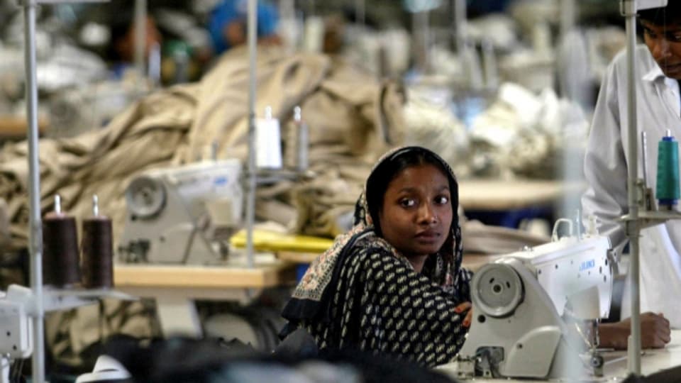 Eine junge Frau in einer Fabrik in der Nähe von Dhaka. Viele Textilarbeiterinnen und -arbeiter in Bangladesch verdienen weniger als 50 Euro pro Monat.