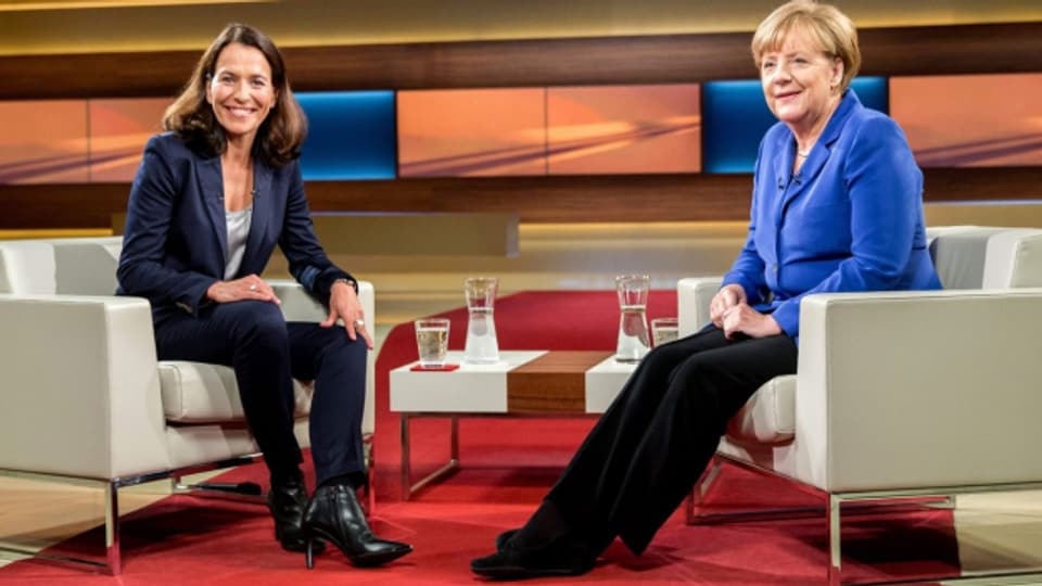 Kanzlerin Merkel und Moderatorin Anne Will vor der Sendung (7. Oktober 2015).