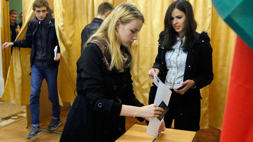 Eine Studentin bei der Stimmabgabe für die Präsidentschaftswahl in Weissrussland vom 11. Oktober 2015.