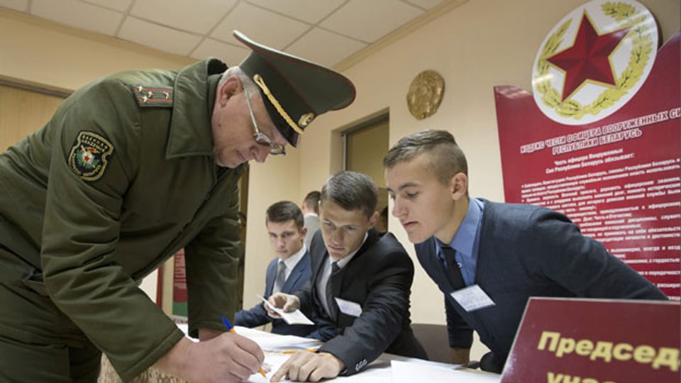 Ein weissrussischer Offizier bei den Vorwahlen in Minsk. Die Präsidentschaftswahlen finden am 11. Oktober 2015 statt.