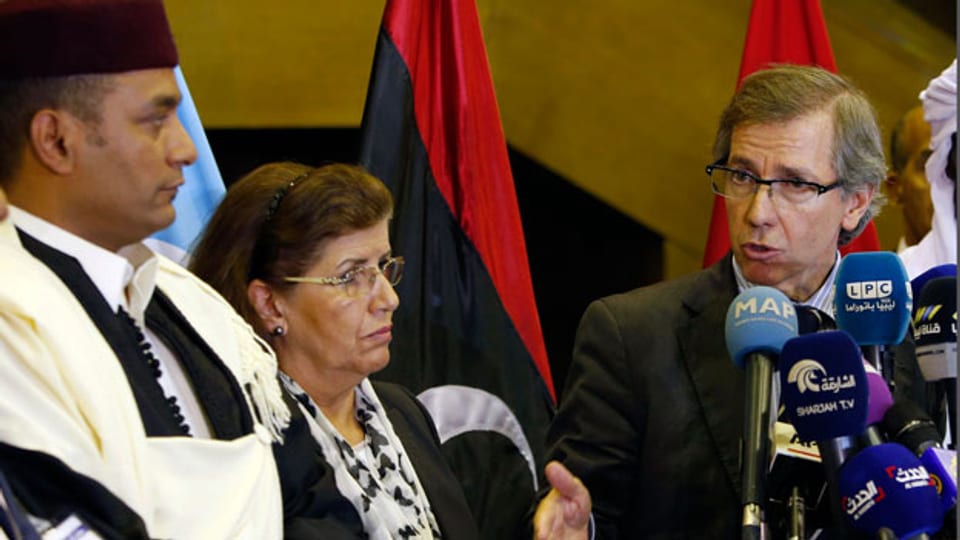 Bernardino Leon (rechts), Uno-Sonderbeauftragter für Libyen, kündigt nach langen, zähen Verhandlungen eine Einheitsregierung an.