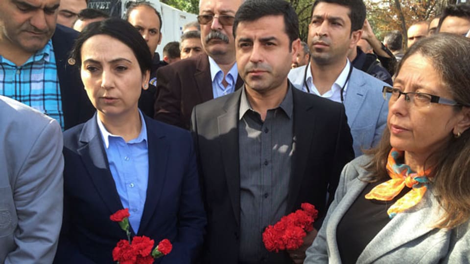 Selahattin Demirtasch (Mitte), Leiter der Pro Kurdischen Demokratischen Partei HDP, trauert um die Opfer.
