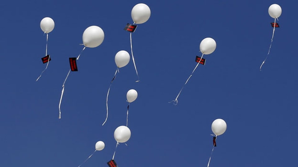 Ballone mit den Namen der Opfer fliegen in den Himmel während eines Gedenkens in Ankara am 13. Oktober 2015.