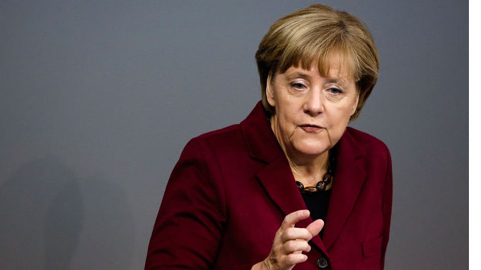 Die deutsche Bundeskanzlerin Angela Merkel gibt im deutschen Bundestag ihre Regierungserklärung ab.