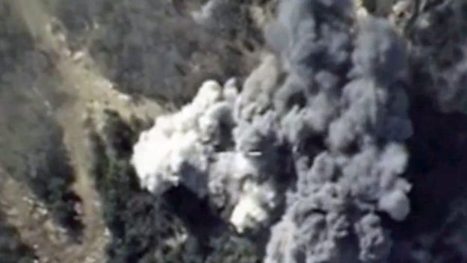 Luftaufnahme eines russischen Bombenangriffs auf ein Munitionsdepot in der Provinz Latakia, Syrien.