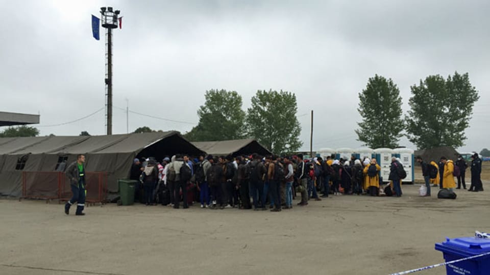 Flüchtlinge in Kroatien stehen Schlange.