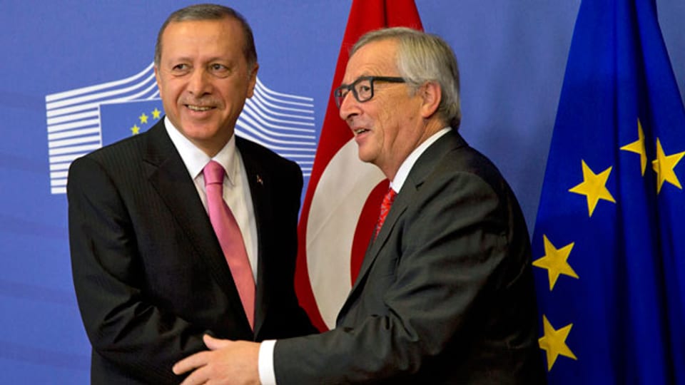 EU-Ratspräsident Jean Claude Juncker trifft sich anlässlich des EU-Flüchtlingsgipfels mit dem türkischen Staatspräsidenten Recep Erdogan.
