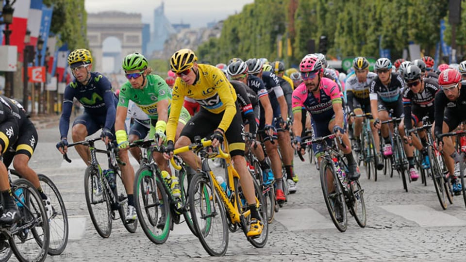Die Tour de France kommt nach Bern. Bild: Fahrer auf der Champs Elysees-Avenue im 2015.