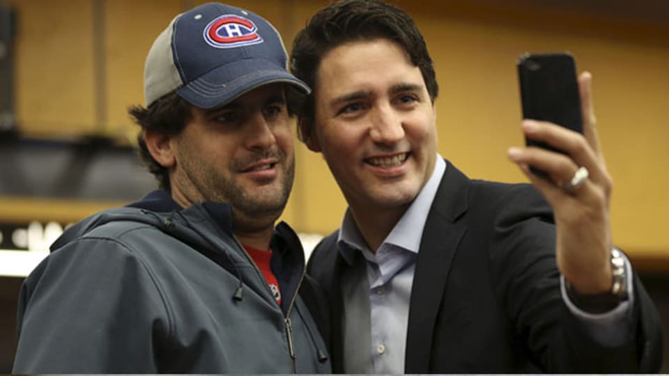 Der designierte Ministerpräsident Justin Trudeau (rechts) macht ein Selfie in einer U-Bahnstation in Montreal am 20. Oktober 2015.