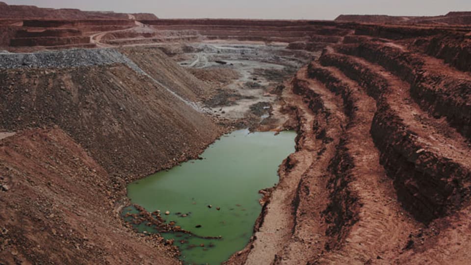 Reiche Böden – leere Kassen. Wo bleibt das ganze Geld? Bild. Uran-Bergbau-Anlage in Arlit, Niger.