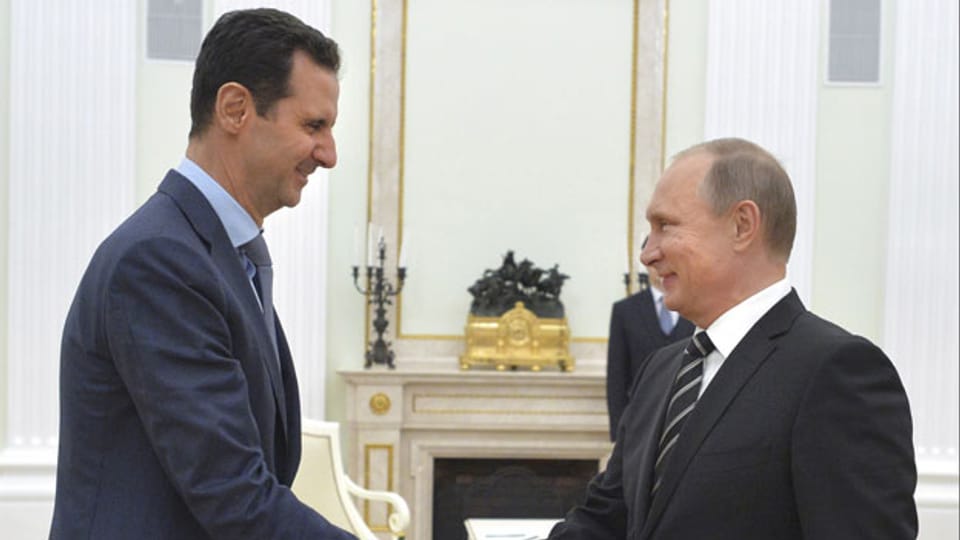Händeschütteln im Kreml: Russlands Präsident Wladimir Putin (rechts) begrüsst den syrischen Präsidenten Bashar al-Assad am 20. Oktober 2015.