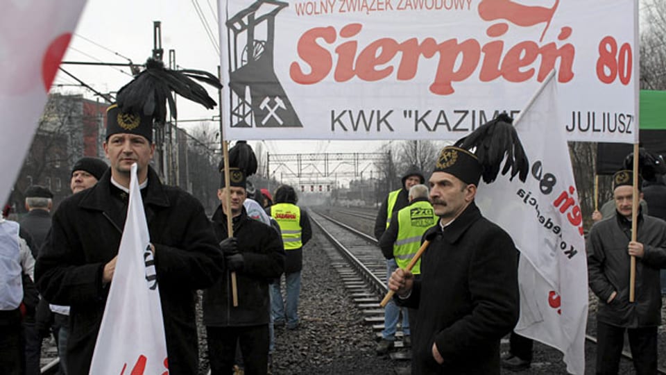 Bergbauarbeiter in ihren traditionellen Kleidern demonstrieren in Kattowitz gegen die Schliessung der Minen.