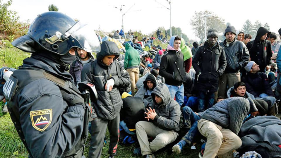 An der kroatisch-slowenischen Grenze sind die Beamten mit der grossen Anzahl von Flüchtlingen überfordert.