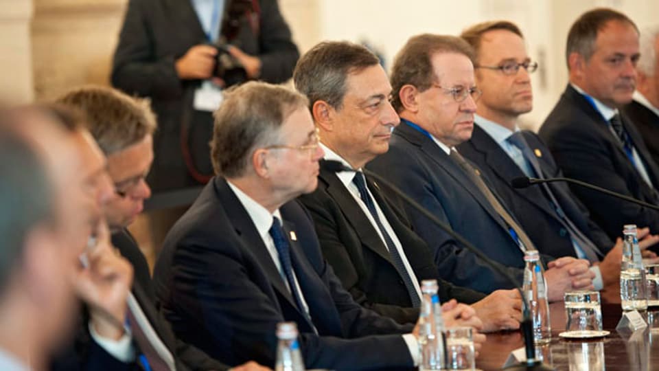 Mario Draghi (Mitte), Präsident der Europäischen Zentralbank (EZB) und die Mitglieder des EZB-Rates an einem Treffen in Valletta, Malta, den 21. Oktober 2015.