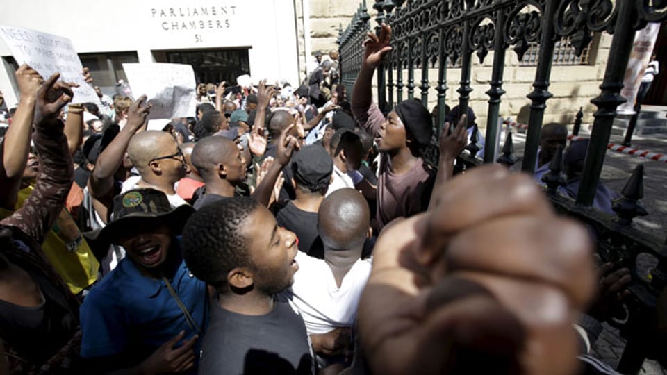 Studenten protestieren vor dem Parlament in Kapstadt gegen die geplante Erhöhung der Studiengebühren.