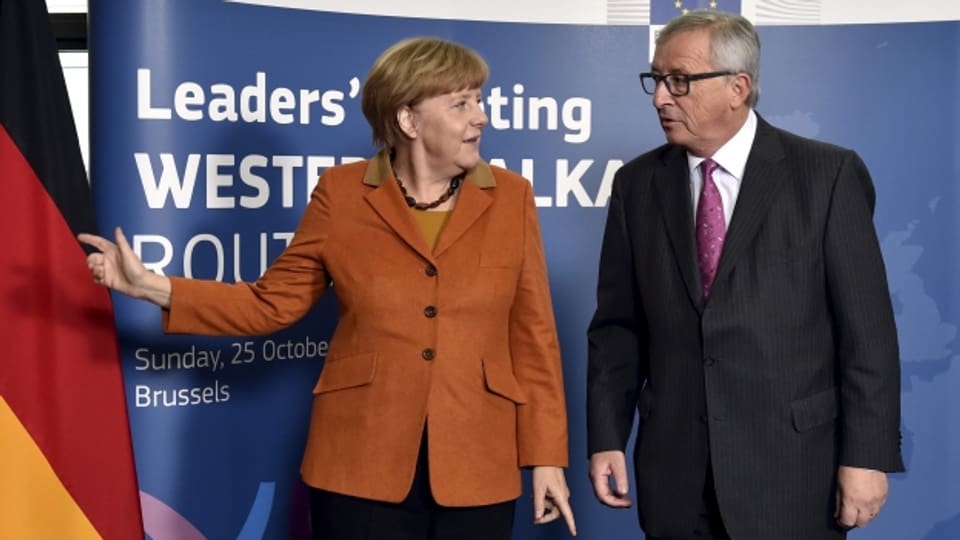EU-Ratspräsident Jean-Claude Juncker und Deutschlands Kanzlerin Angela Merkel am Sonntag im Hauptquartier der EU-Kommission in Brüssel.