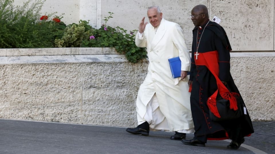 Papst Franziskus (mit Erzbischof Philippe Nakellentuba Ouedraogo aus Burkino Faso) während der Bischofssynode in Rom letzte Woche.