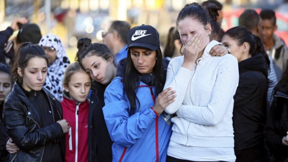 Nach dem Attentat im schwedischen Trollhättan: Schülerinnen und Schüler trauern an ihrer Schule.