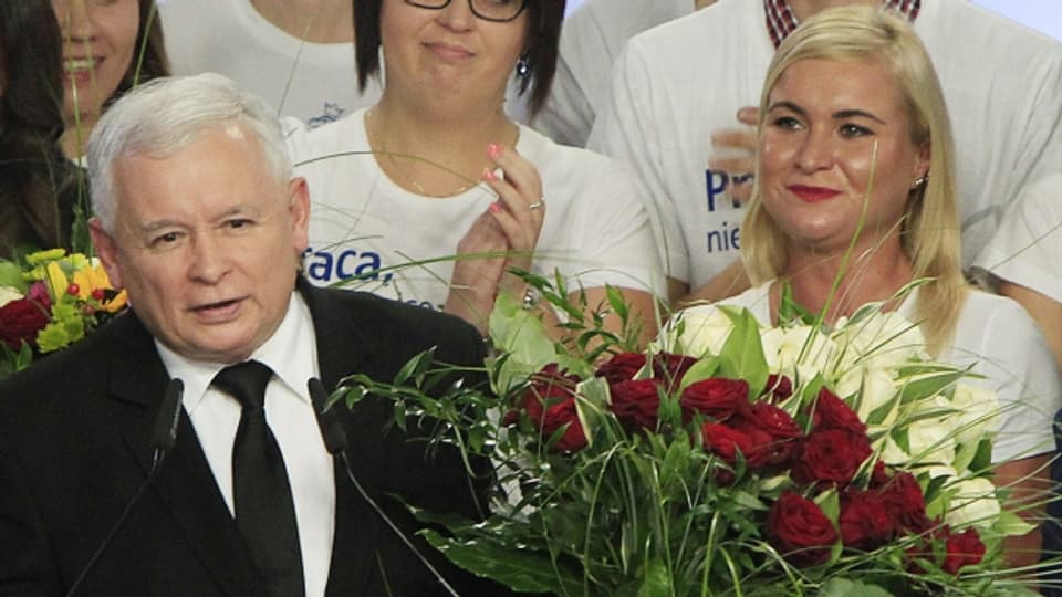 Jaroslaw Kaczynski erklärt den Wahlsieg seiner Partei «Recht und Gerechtigkeit».