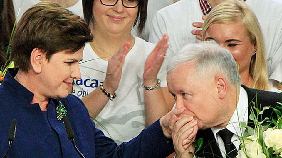 Polen hat rechts gewählt: Die neue polnische Premierministerin Beata Szydlo  und «Recht und Gerechtigkeit»-Parteichef Jaroslaw Kaczynski.