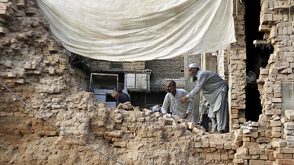 Vom Erdbeben zerstörtes Haus in einer Strasse von Peschawar.