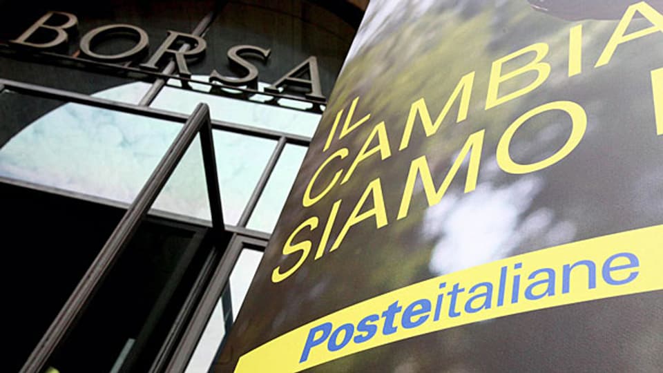 «Wir werden bald noch weniger Postpersonal haben, denn Private Besitzer entlassen Personal um mehr Gewinn zu machen», meint eine Postkundin. Bild: Vor der Börse in Mailand.