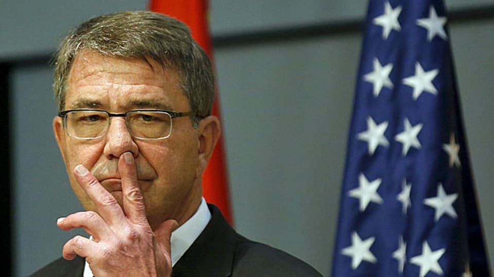 Verteidigungsminister Ashton Carter sagte in einer Anhörung im Streitkräfteausschuss des Senats, die USA würden nicht davor zurückschrecken, Verbündete bei Attacken gegen den IS zu unterstützen oder Einsätze selbst auszuführen - auch am Boden.